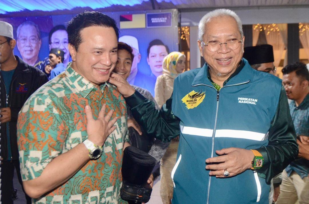 Annuar (kiri) yang juga Pengerusi MN memberi aspirasi dan inspirasi kepada Eizlan untuk sama-sama berjuang.