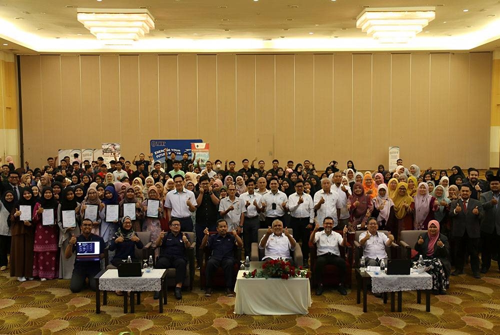 Shafruddin (empat dari kanan) bersama Baidzawi (empat dari kiri) dan para jemputan pada Majlis Selangkah ke Menara Gading yang diadakan di Kuala Terengganu pada 4 Jun lalu.