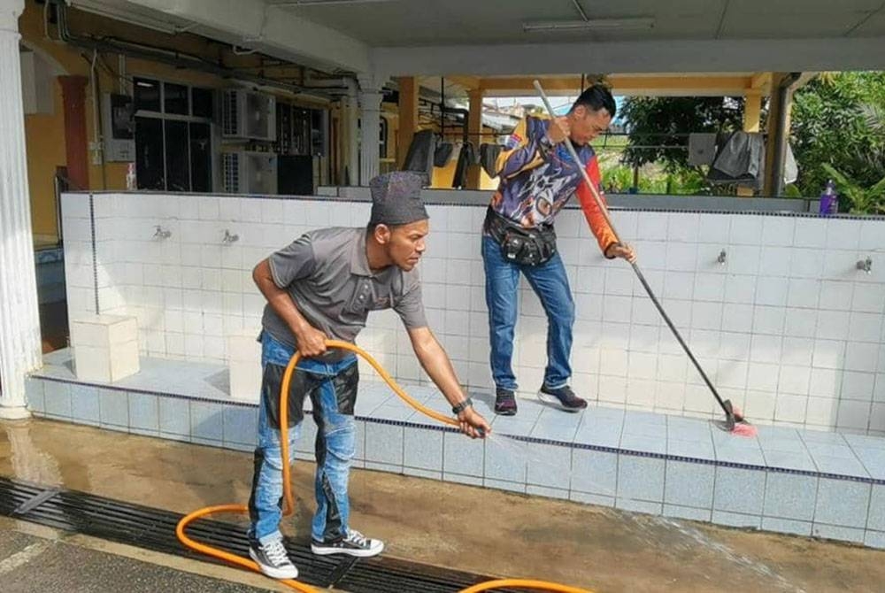 Peserta program Jom Cuci Masjid atau JCM edisi ke-42 sedang melakukan kerja- kerja pembersihan di Masjid Qariah Kg Sawah Sunggala, Port Dickson, Negeri Sembilan.