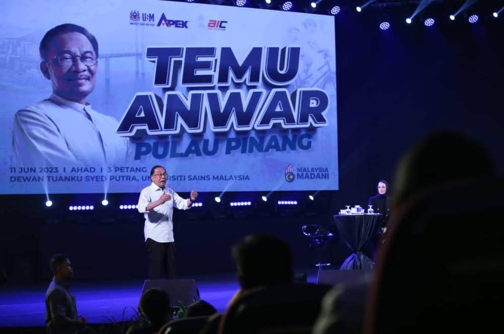 Anwar pada program Temu Anwar@USM di Dewan Syed Putra, Universiti Sains Malaysia (USM), di sini pada Ahad.