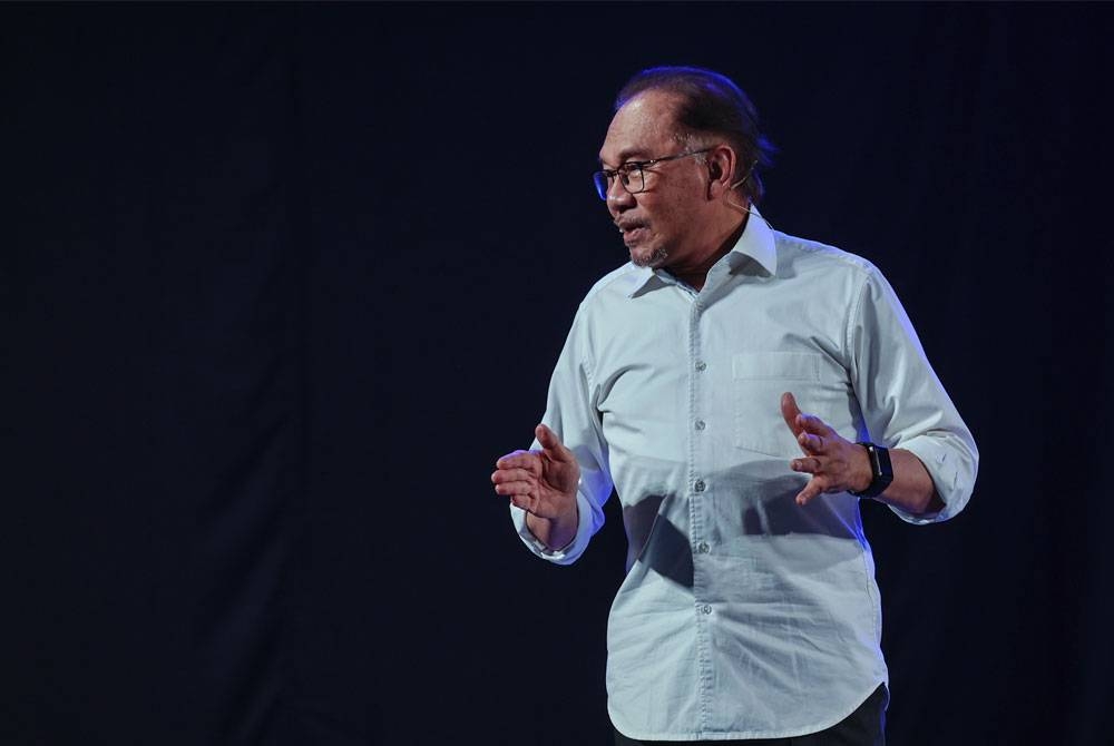 Perdana Menteri Datuk Seri Anwar Ibrahim bercakap pada Program Temu Anwar di Dewan Tuanku Syed Putra Universiti Sains Malaysia (USM) pada Ahad. - Foto Bernama.