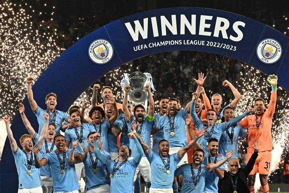 Gundogan menjulang trofi Liga Juara-Juara ketika meraikan kejayaan bersama pemain Manchester City selepas menewaskan Inter, 1-0 dalam perlawanan akhir di Stadium Olimpik Ataturk, Istanbul. - FOTO: AFP