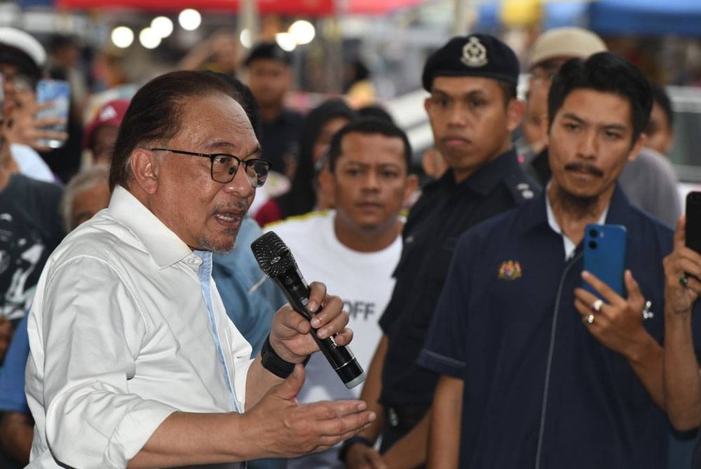 Perdana Menteri Datuk Seri Anwar Ibrahim berucap pada program Sesi Ramah Mesra di pekarangan Masjid Barat Daya Kampung Permatang Tengah di sini pada Ahad.