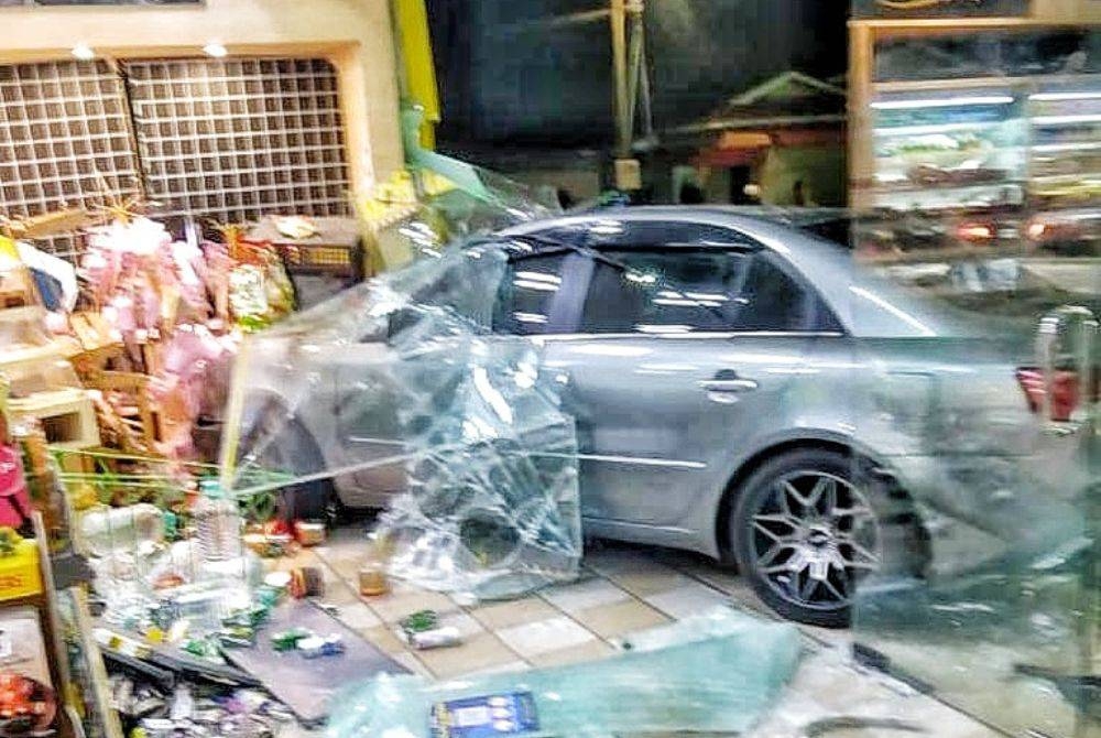 Kereta jenis Hyundai Sonata dipandu warga emas merempuh kedai serbaneka sebuah stesen minyak di Bukit Rambai, pada malam Ahad.