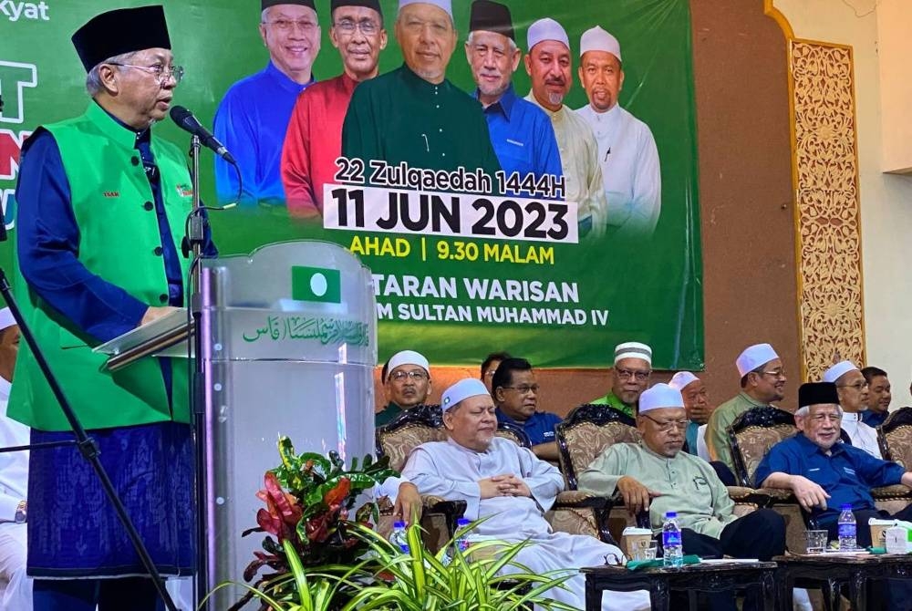 Annuar semasa berucap pada Ceramah Mega Gelombang Kebangkitan Rakyat di Dataran Warisan Stadium Sultan Muhammad IV, Kota Bharu pada Ahad.