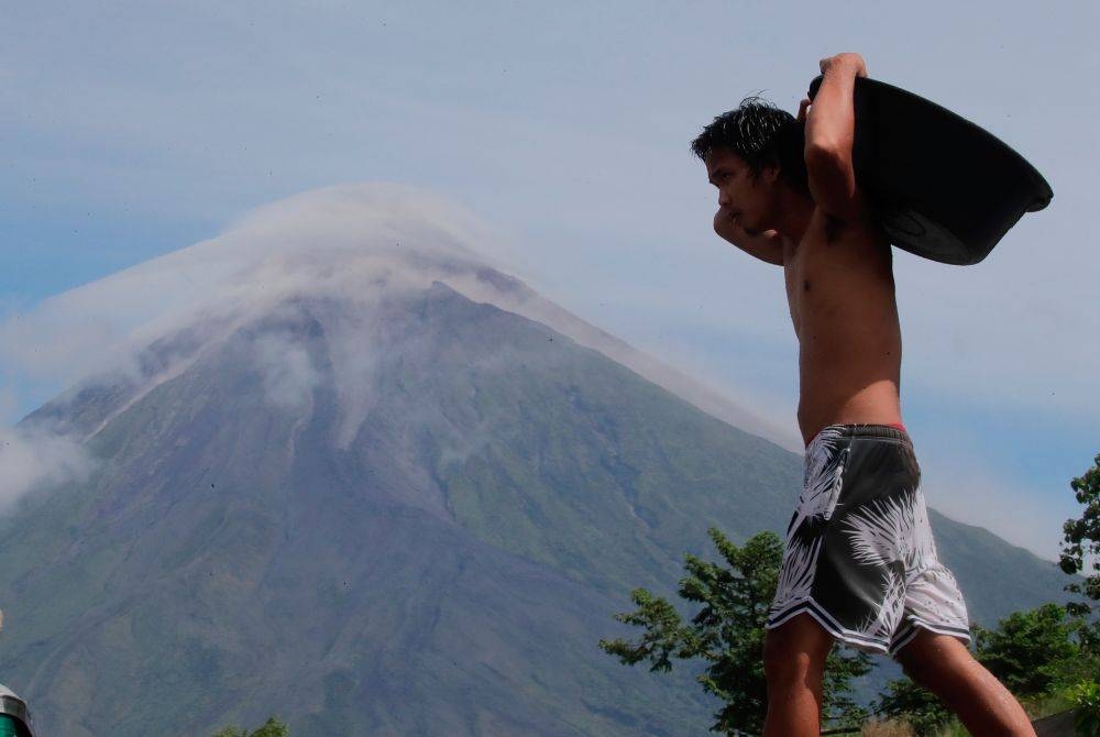 Filipina mengeluarkan amaran &#039;risiko kesihatan&#039; berikutan abu dan gas toksik yang dimuntahkan gunung berapi Mayon. - Foto EPA