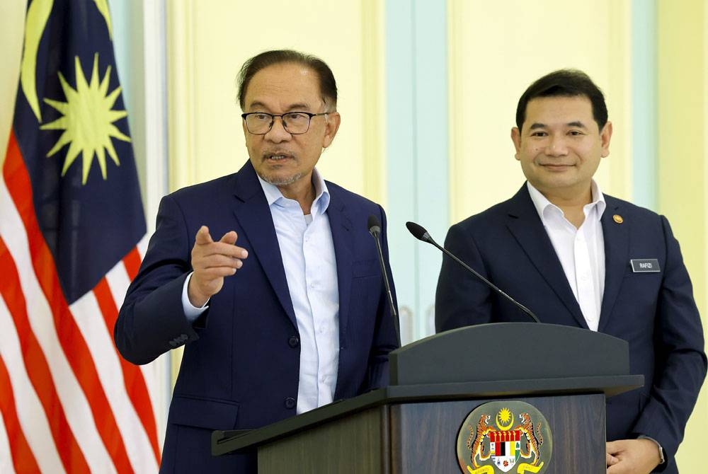 Anwar (kiri) ketika sidang media selepas mempengerusikan mesyuarat Majlis Tindakan Ekonomi Negara (MTEN) di Bangunan Perdana Putra, pada Isnin. Turut sama, Menteri Ekonomi Rafizi Ramli. - Foto Bernama