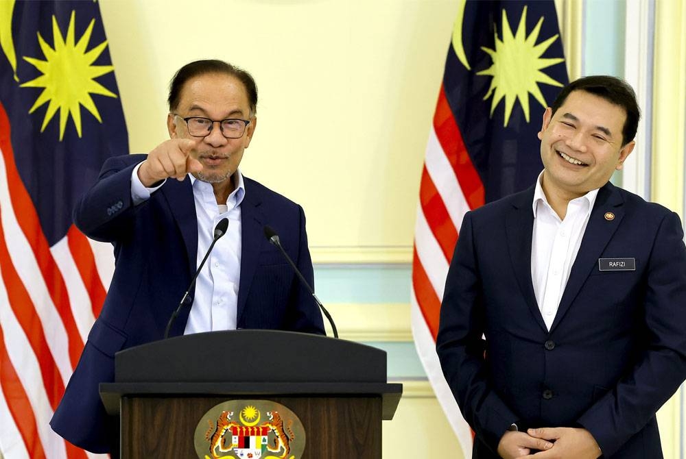 Anwar (kiri) ketika sidang media selepas mempengerusikan mesyuarat MTEN di Bangunan Perdana Putra, pada Isnin. Turut sama, Menteri Ekonomi, Rafizi Ramli. - Foto Bernama