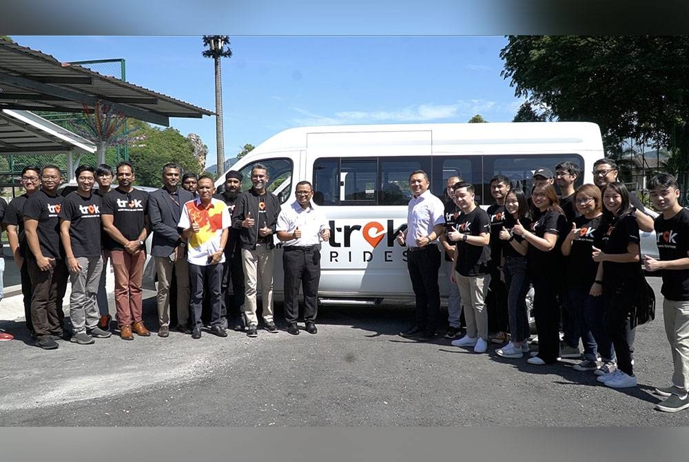 Amirudin (tujuh dari kiri) merasmikan pada Pelancaran perkhidmatan Trek Rides Gombak pada Isnin.