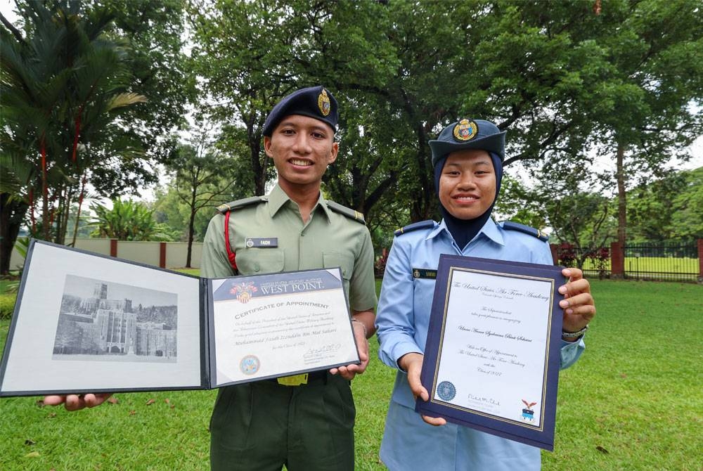 Dua kadet Ummi Annur Syahmina Sohaini (kanan) dan Muhammad Faidh Izzuddin Mat Sahari menunjukkan surat tawaran kemasukan bagi melanjutkan pelajaran di akademi ketenteraan berprestij di Amerika Syarikat (AS). - Foto Bernama.