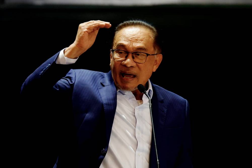 Perdana Menteri Datuk Seri Anwar Ibrahim berucap pada Majlis Amanat Perdana Menteri Bersama Penjawat Awam Negeri Selangor di Dewan Jubli Perak Sultan Abdul Aziz. - Foto Bernama