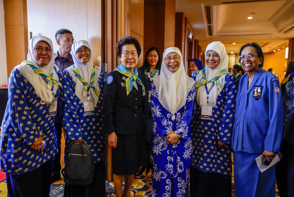 Dr Wan Azizah (tiga dari kanan) bergambar bersama Pengasas ‘Friends of Asia Pacific World Association of Girl Guides and Girl Scouts, Datuk Dr Juseon Byon (empat dari kiri) dan Ketua Pesuruhjaya Persatuan Pandu Puteri Malaysia, Datuk Jeyadhevi Subramaniam (kanan) pada majlis pembukaan ‘Asia Pacific Region International Leadership Roundtable’ di ibu negara pada Isnin. - Foto Bernama