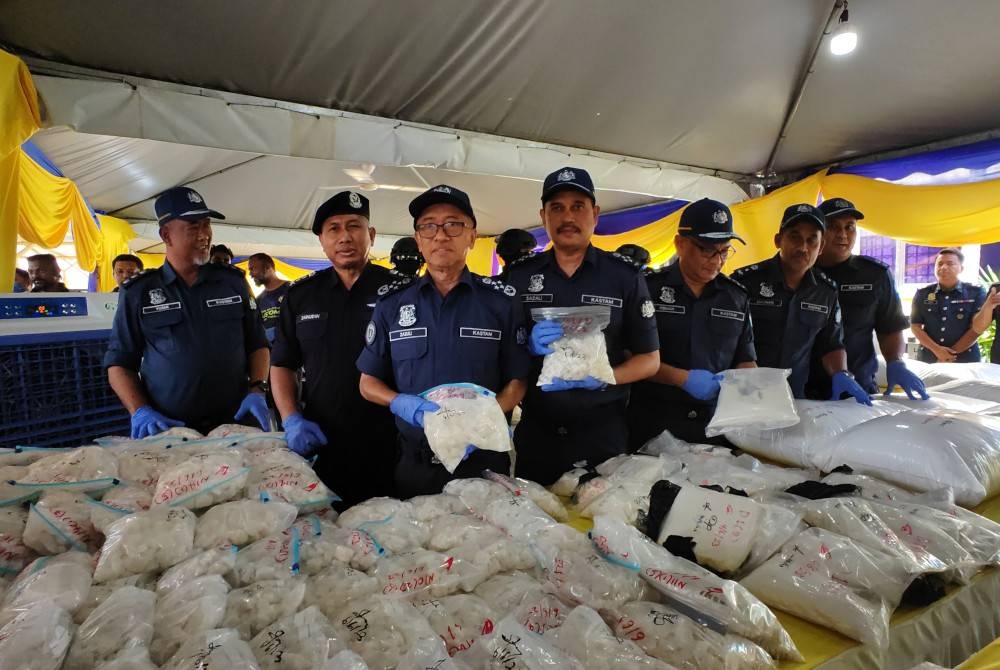 Zazuli (tiga dari kiri) menunjukkan bungkusan dadah yang dirampas pada sidang media di JKDM di Kampung Jijan, Nilai pada Isnin.