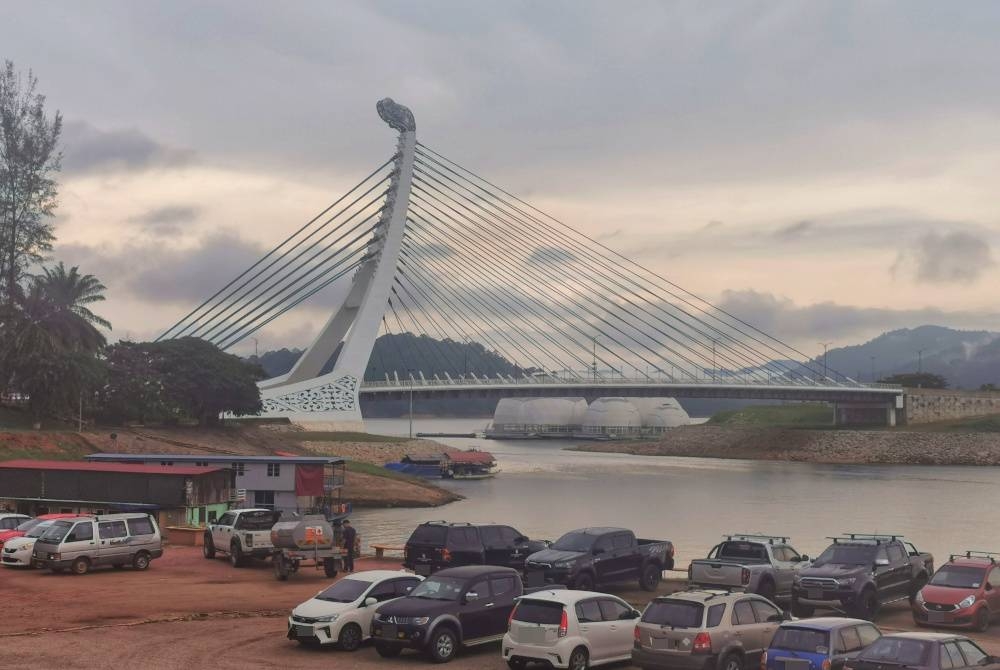 Terengganu akan mengkaji pembangunan projek loji tenaga solar fotovoltaik terapung berkapasiti 1000 mega watt (MW) di Tasik Kenyir.