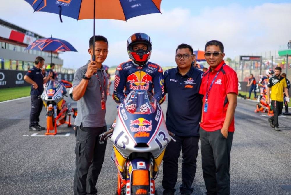 Hakim Danish (dua dari kiri) menamatkan Perlumbaan 2 Red Bull Rookies Cup di tempat keenam dekat Mugello pada Ahad. - Foto Agensi