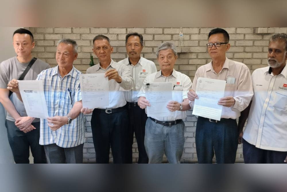 Thomas Chan (tiga dari kiri) dan Thomas Wong (dua dari kiri) bersama setiausaha persatuan, Frankie Wong (tengah) serta sebahagian peniaga kereta terpakai yang terkesan selepas nama syarikat mereka digunakan sindiket penipuan.