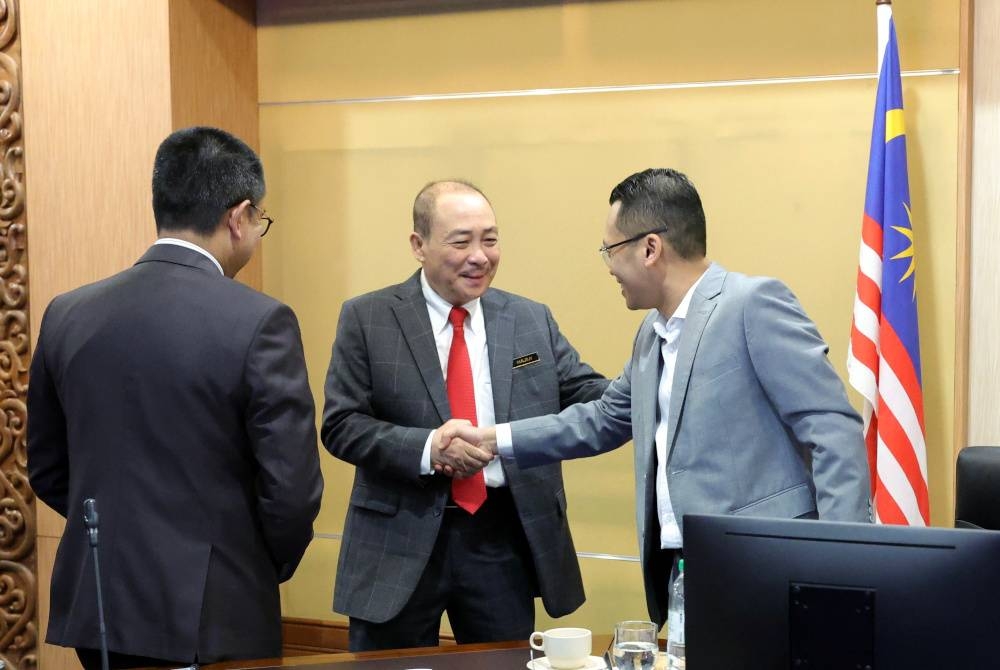 Hajiji (tengah) bersama Menteri Sumber Asli, Alam Sekitar dan Perubahan Iklim, Nik Nazmi Nik Ahmad (kanan) ketika hadiri Mesyuarat Jawatankuasa Pemandu Penyerahan Kuasa Kawal Selia Pembekalan Elektrik Negeri Sabah kepada kerajaan negeri Sabah di Menara Kinabalu hari ini. - Foto Bernama