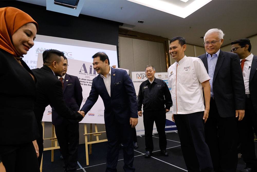 Rafizi beramah mesra bersama wakil-wakil syarikat semasa menghadiri Sesi Perjumpaan Strategik Menteri Ekonomi Bersama Rakan Strategik AiI di Putrajaya hari ini. - Foto: Bernama