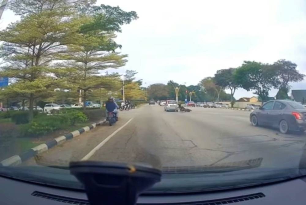 Rakaman video tular menunjukkan Perodua Viva memecut melanggar lampu isyarat merah sebelum bergesel dengan sebuah motosikal.