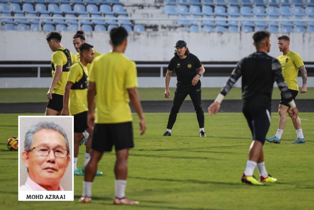 Pan-gon (tengah) memantau sesi latihan pemain Harimau Malaya menjelang perlawanan persahabatan menentang Kepulauan Solomon dan Papua New Guinea di Stadium Sultan Mizan Zainal Abidin, Gong Badak. (Gambar kecil: Mohd Azraai)