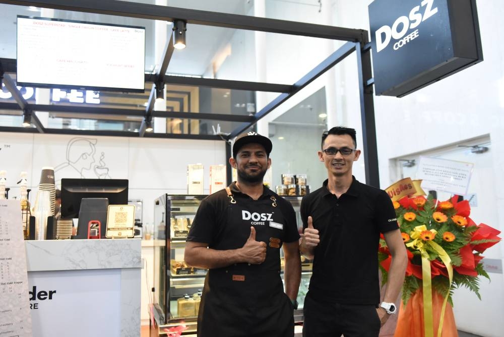 Effendy (kanan) bersama Mohd Fariq ketika melancarkan outlet terbaru Dosz Coffee di lobi Menara Allianz Central pada Isnin.