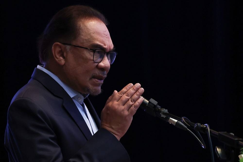 Anwar menyampaikan amanat pada majlis perhimpunan warga Kementerian Kewangan bagi bulan Jun 2023 hari ini. - Foto Bernama