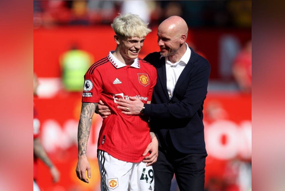 Garnacho (kiri) bersama Ten Hag. - Foto Agensi