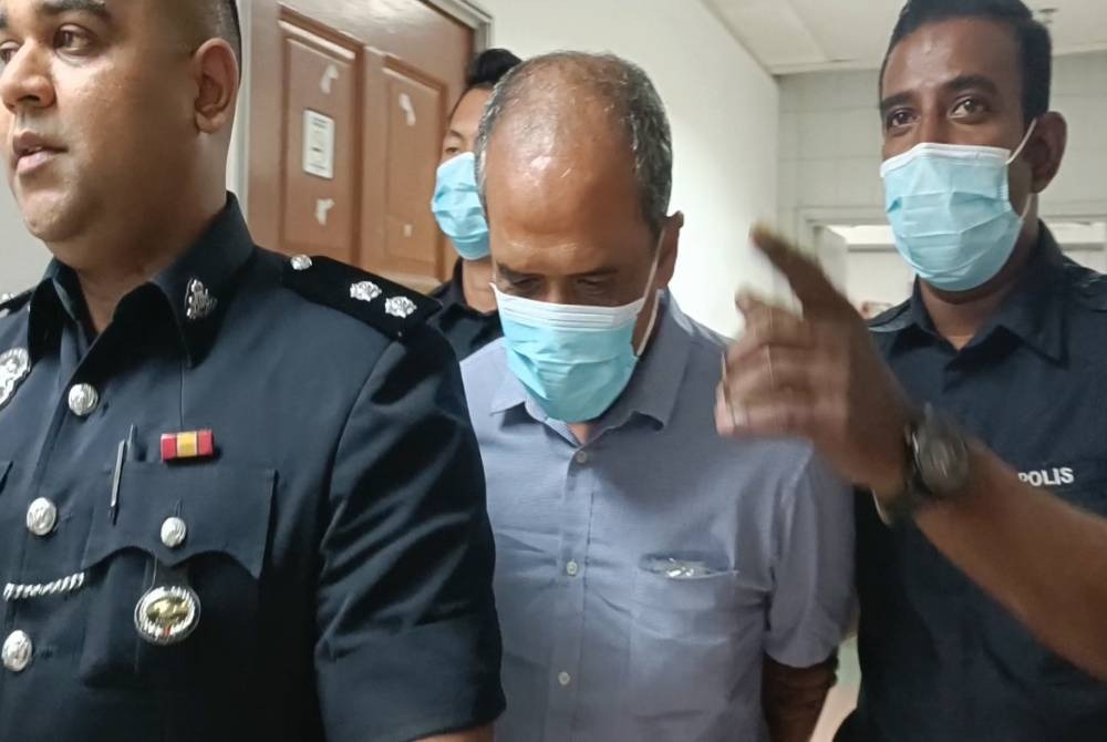 Mohd Asri (tengah) dibawa ke Mahkamah Majistret Shah Alam pada Selasa bagi menghadapi satu pertuduhan melakukan kemudaratan awam, awal bulan ini.