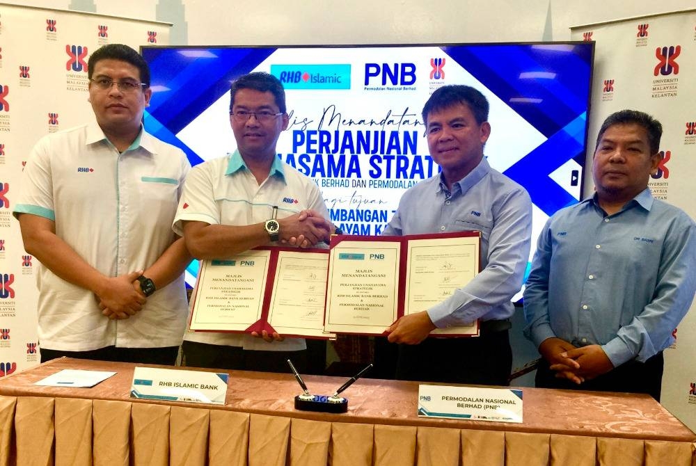 Selesai majlis tandatangan MoU antara RHB Islamic dan PNB oleh Adissadikin (dua dari kiri) dan Mohd Nizam (dua dari kanan).