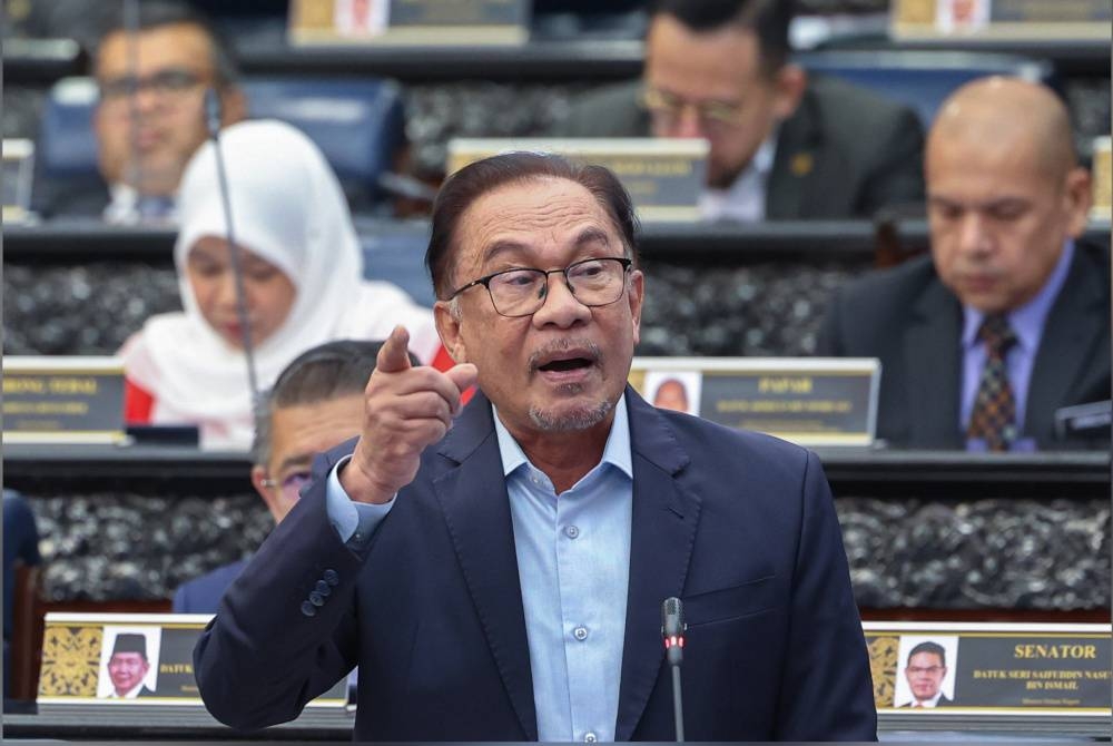 Anwar ketika sesi Waktu Pertanyaan-Pertanyaan Menteri pada Persidangan Dewan Rakyat di Bangunan Parlimen hari ini. - Foto Bernama
