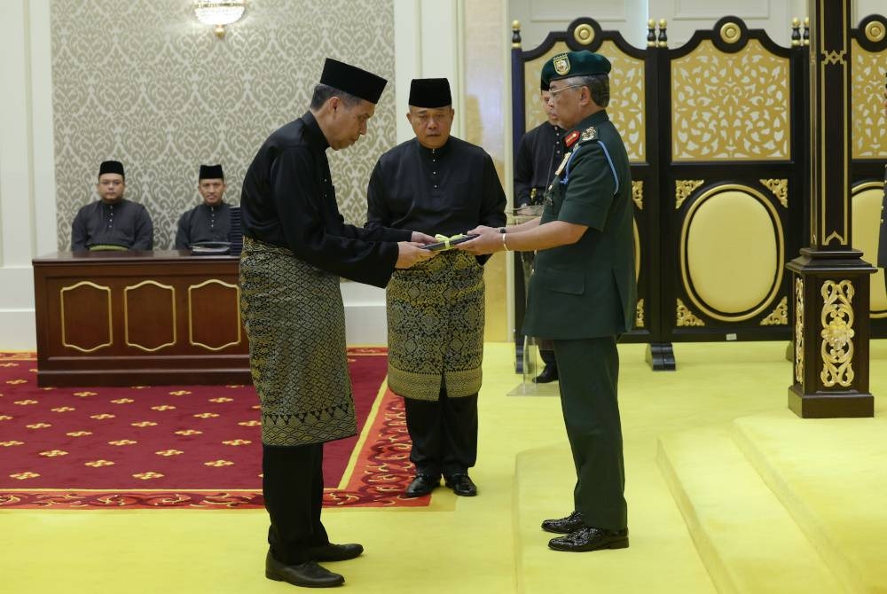 Al-Sultan Abdullah berkenan mengurniakan surat cara pelantikan kepada Abu Bakar di Istana Negara hari ini. - Foto Bernama