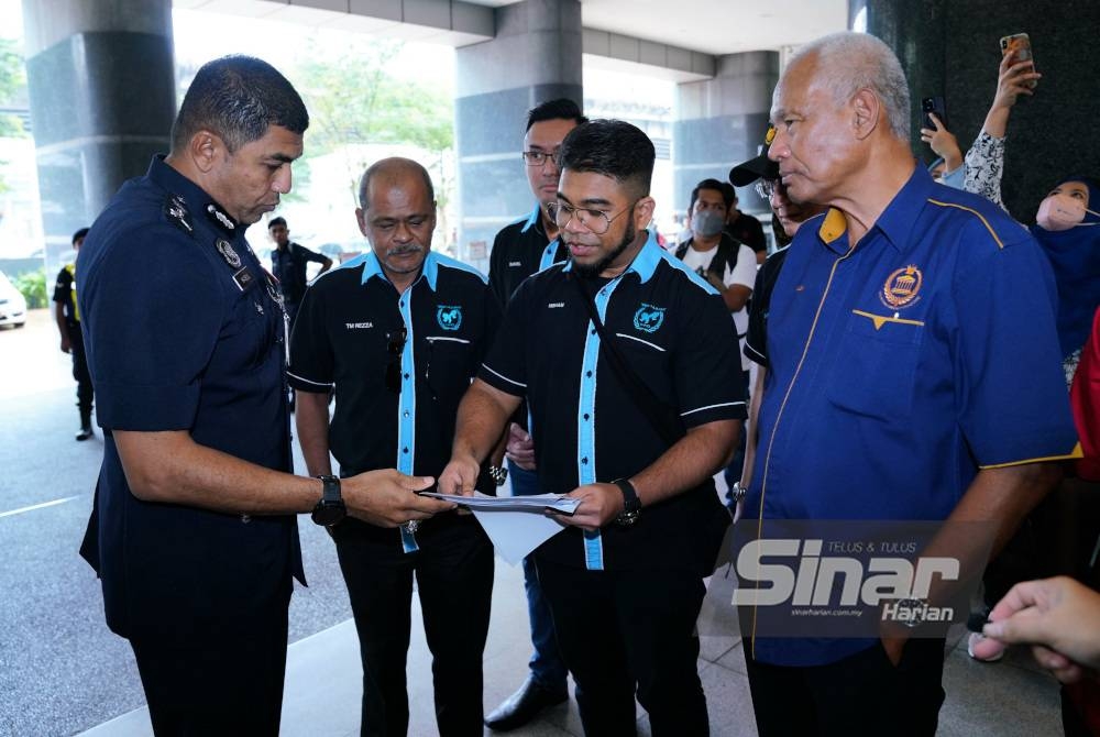 Hishamuddin (tengah) menyerahkan surat aduan kepada Muhammed Hasbullah (kiri) sambil disaksikan Musa (kanan) di Menara KPJ pada Selasa. - Foto SINAR HARIAN / MOHD HALIM ABDUL WAHID