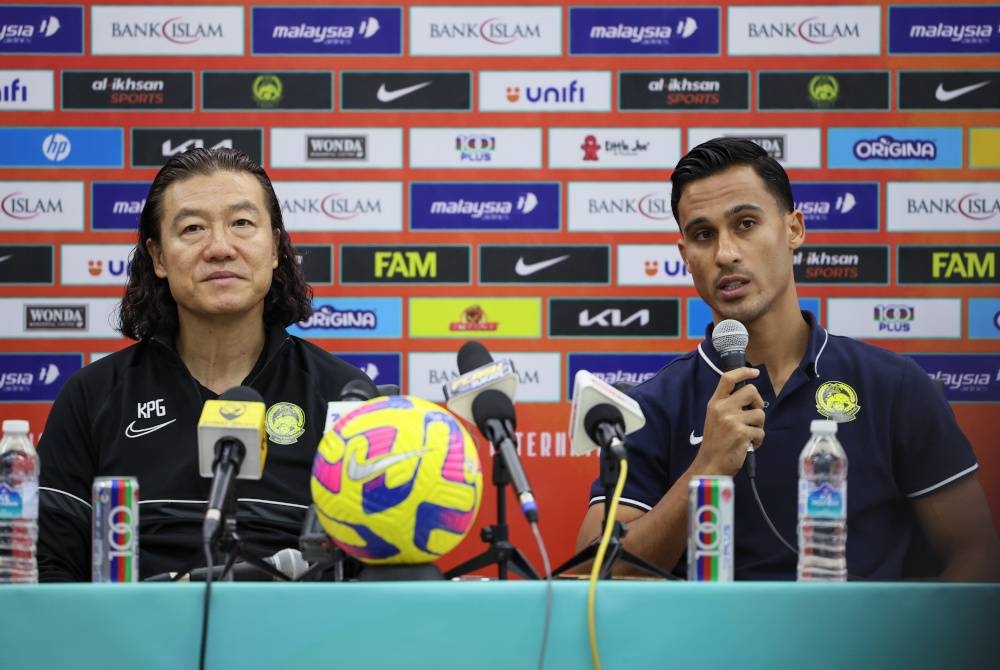 Matthew (kanan) bersama Pan-gon pada sidang media menjelang perlawanan Persahabatan Antarabangsa Tier 1 antara Malaysia dan Solomon Island pada Selasa. - Foto Bernama