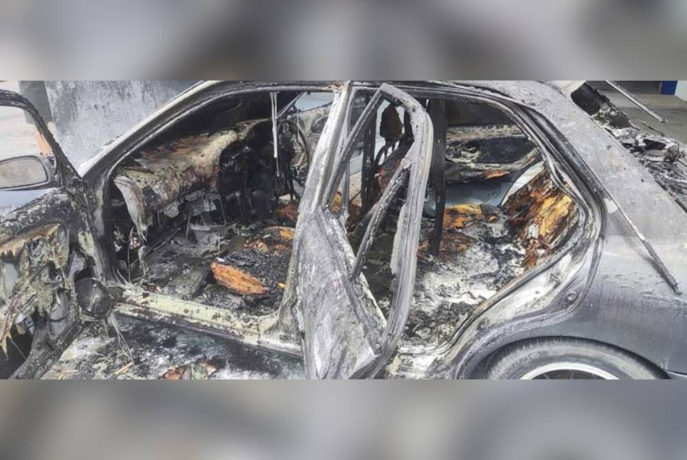 Keadaan bahagian dalam kereta yang terbakar. - Foto JBPM