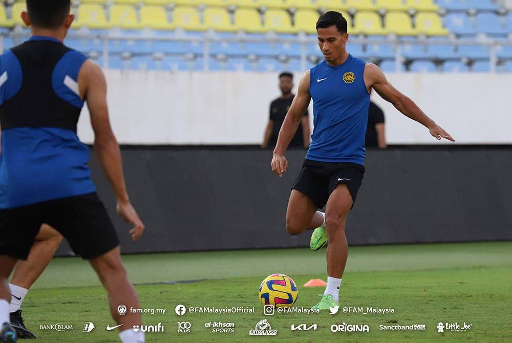 Davies (kanan) optimis Malaysia mampu lakukan yang terbaik pada Piala Asia 2023. - Foto Facebook FAM