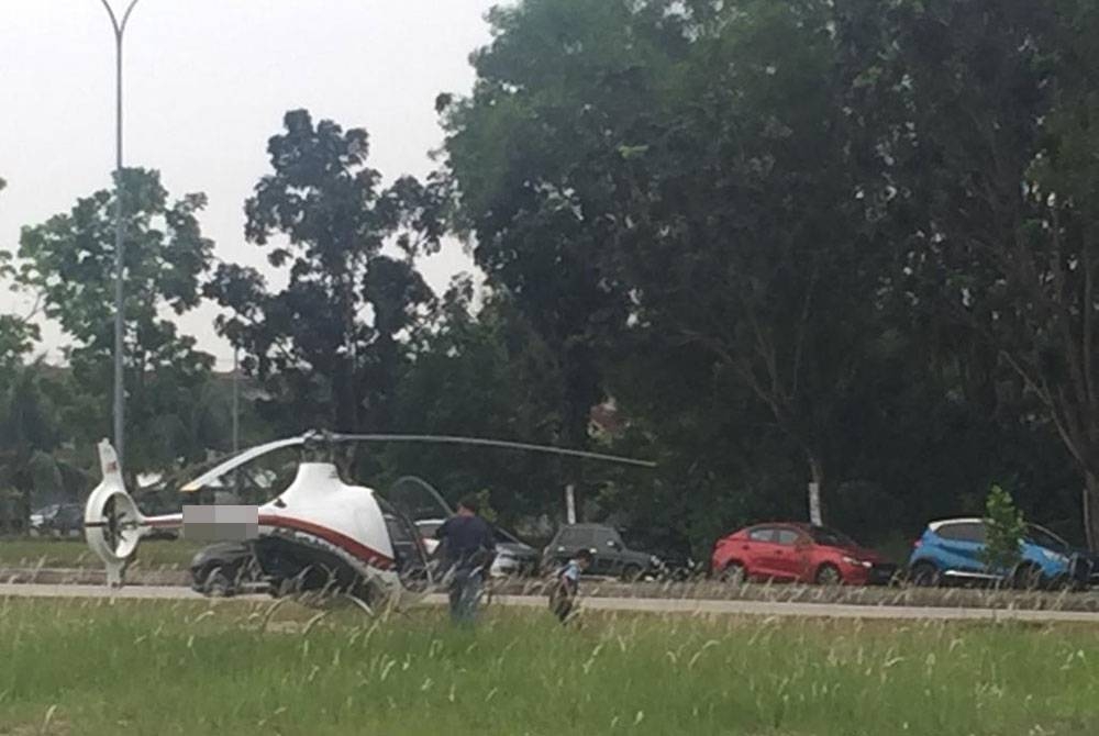 Tular video di media sosial yang memaparkan sebuah helikopter mendarat di kawasan lapang berhampiran Jalan U11/11D, Bukit Bandaraya Seksyen U11 Shah Alam pada Selasa.