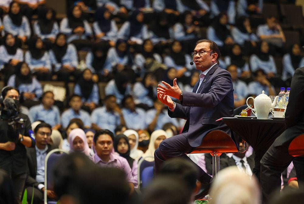 Anwar ketika menyampaikan amanat kepada pelajar tajaan JPA di institusi pengajian tinggi pada Program Bicara Siswa Cakna Madani di Dewan Canselor Tun Abdul Razak UKM pada Selasa. - Foto Bernama