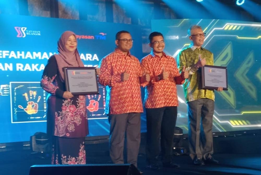 Amirudin (dua dari kiri) pada Majlis menandatangani MoU antara Yayasan Selangor, Yayasan TM dan AKPK.