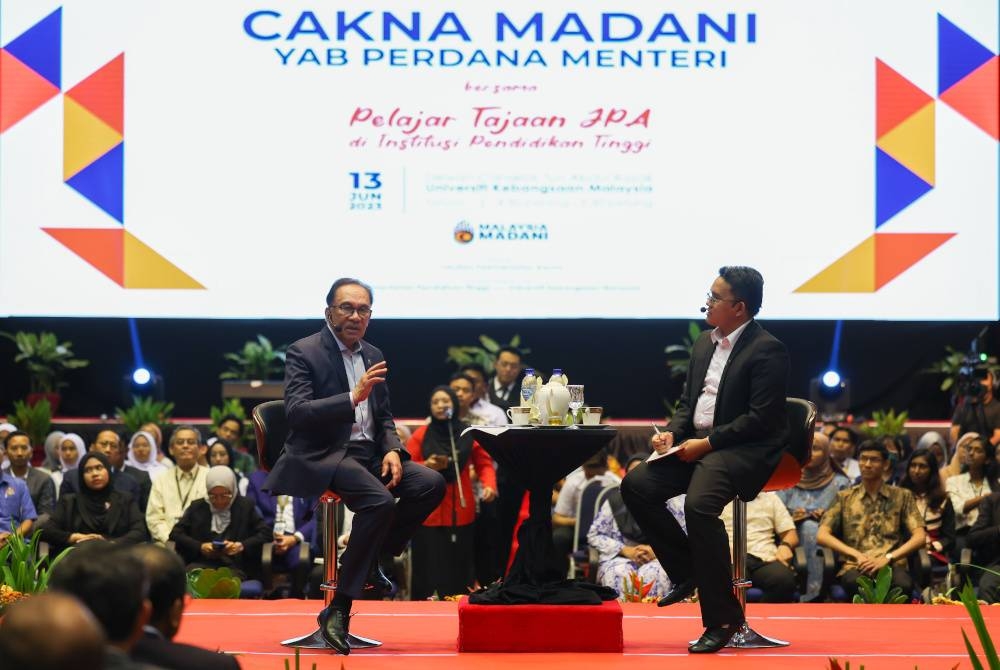 Anwar ketika menyampaikan amanat kepada para pelajar tajaan JPA di Institusi Pengajian Tinggi pada Program Bicara Siswa Cakna Madani di Dewan Canselor Tun Abdul Razak, UKM Bangi pada Selasa. - Foto Bernama