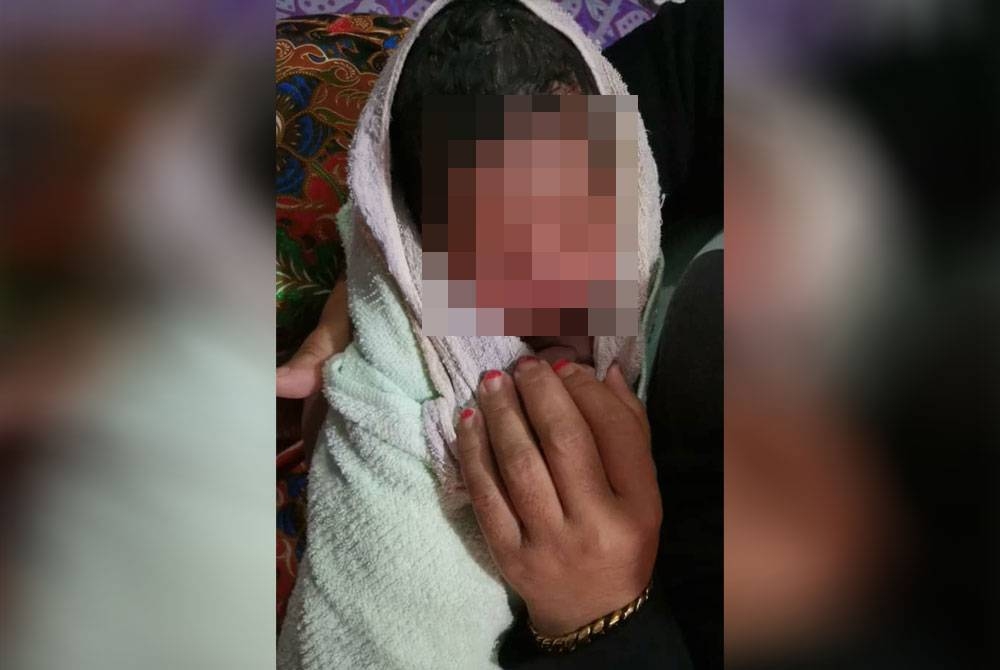 Bayi lelaki ditemukan di bawah kolong sebuah rumah.