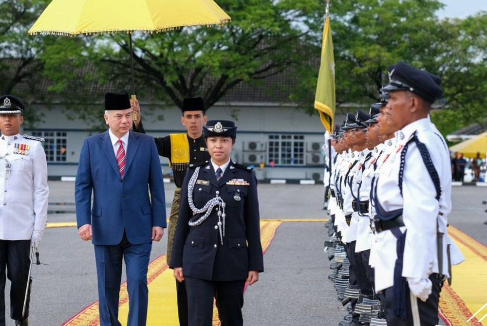 Sultan Perak Sultan Nazrin Shah berkenan memeriksa kawalan kehormatan pada Majlis Perasmian Kem Batalion 3 PGA Bidor di Bidor, Perak, pada Rabu. - Foto Bernama