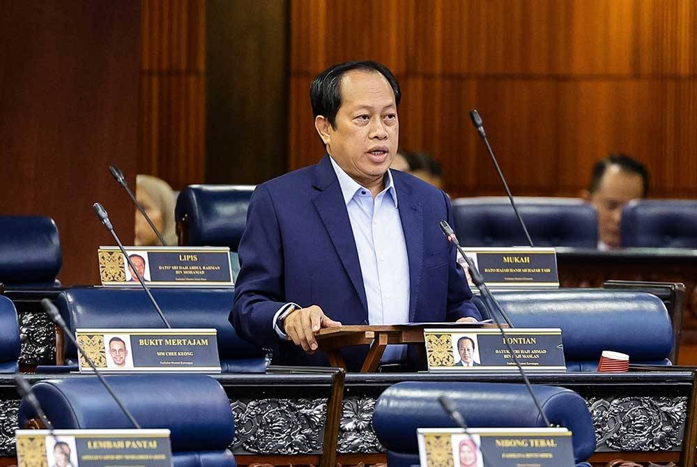 Ahmad ketika sesi soal jawab pada Persidangan Dewan Rakyat di Bangunan Parlimen, pada Rabu. - Foto Bernama