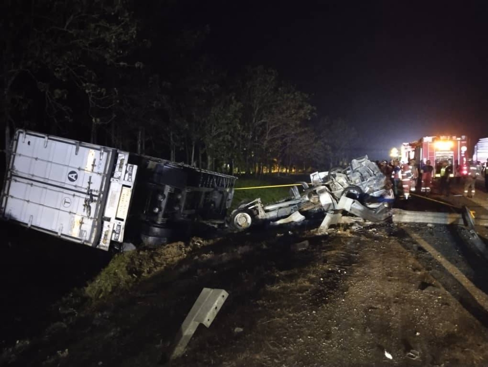 Keadaan treler terlibat kemalangan di Kilometer 109 Lebuhraya Pagoh-Yong Peng pada Selasa. 