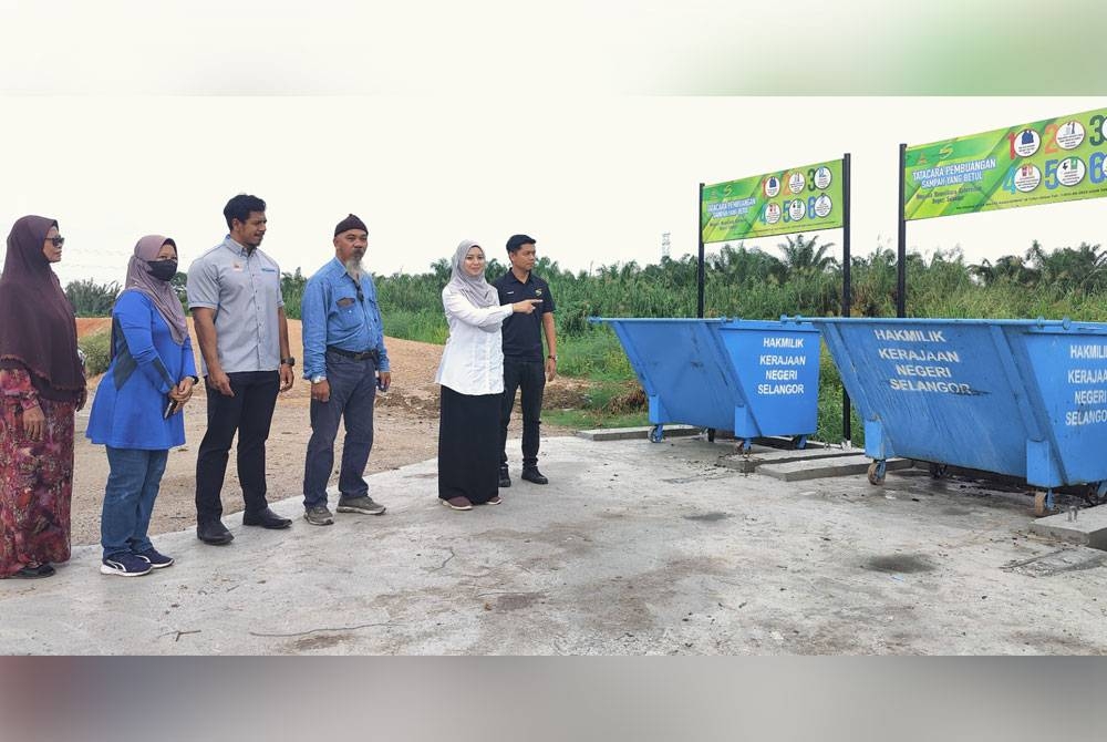 Juwairiya (dua dari kanan) dan Noor Halim (tiga dari kanan) menunjukkan lokasi pembuangan sampah baharu itu di Kampung Bukit Kuching, Kuala Selangor di sini pada Rabu.