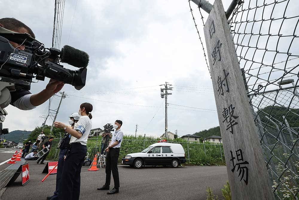 Media berkumpul di pintu masuk di lapang sasar GSDF di Gifu City di tengah Jepun. - Foto AFP