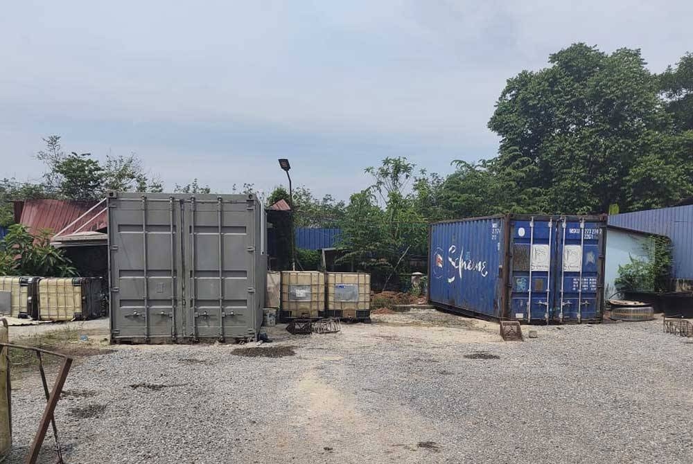 Pemeriksaan dibuat ke atas dua buah kontena di kawasan perindustrian Bukit Kayu Hitam pada Selasa.