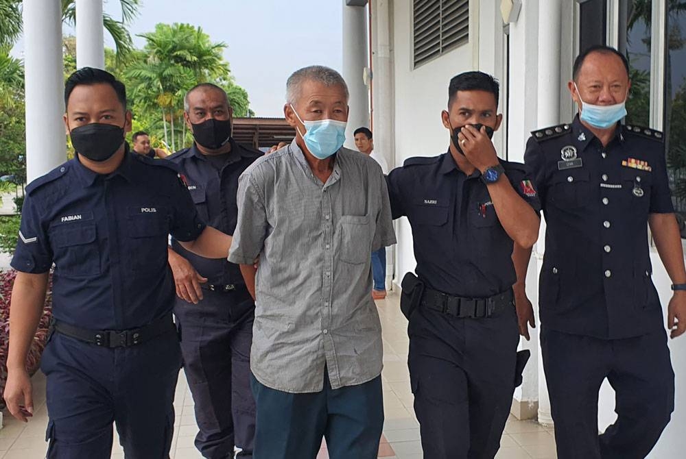 Chew Heng diiringi anggota polis ketika dibawa ke Mahkamah Bukit Mertajam, pada Rabu.