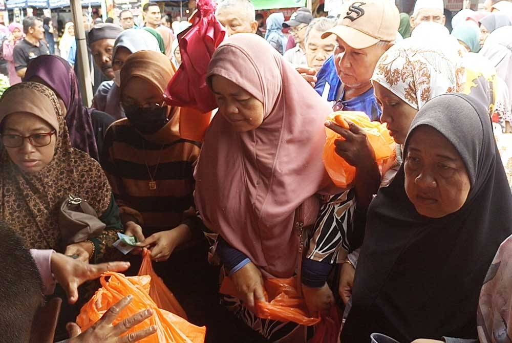 Jualan ayam pada 6.40 sekilogram mendapat sambutan pembeli di Bazar Rakyat Agro Johor di Rengit pada Rabu.