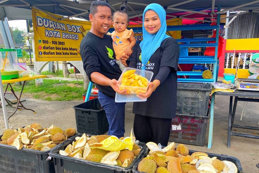 Ahmad Alsyafey dan isterinya, Nik Nurfarahiah menjual durian tanpa kulit bagi membolehkan orang ramai menikmati keenakan raja buah itu dengan rasa puas hati.