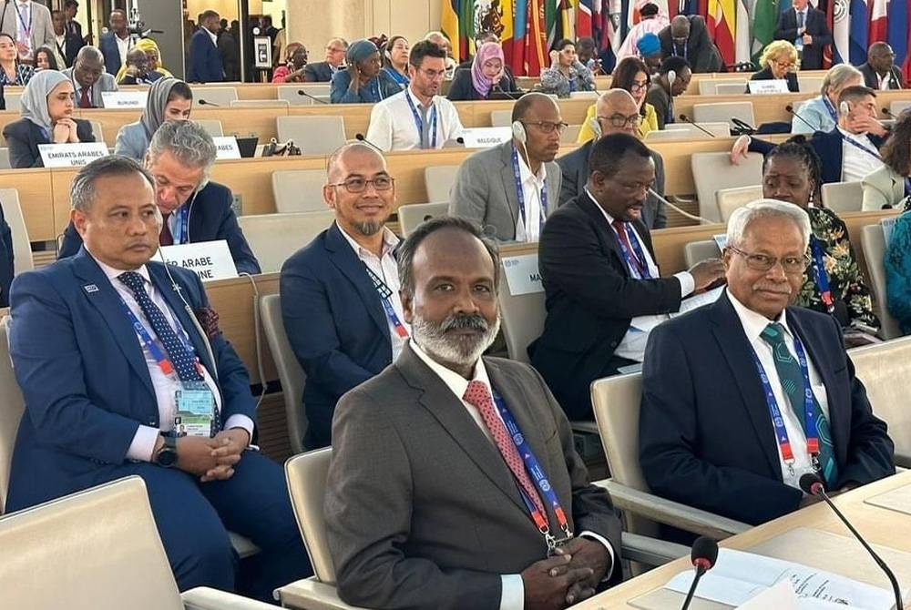 Sivakumar (depan, kiri) kini berada di Geneva, Switzerland untuk menghadiri Persidangan Buruh Antarabangsa (International Labour Conference-ILC) Sesi Ke-111 bermula pada
12 hingga 15 Jun ini.